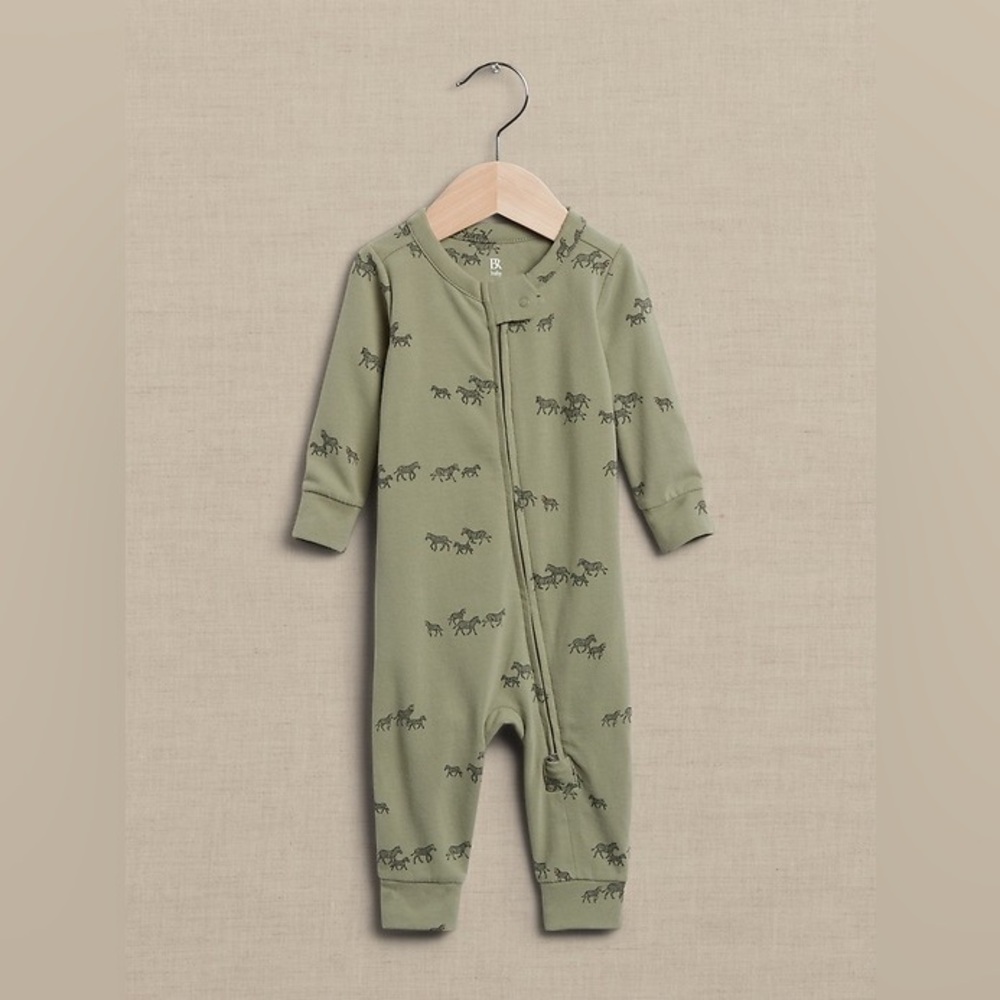 Banana Republic Olive Green Safari Brushed Long-Sleeve One-Piece Pajama 18-24 M